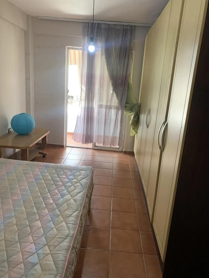 Tirane, jepet me qera apartament 3+1+Ballkon Kati 4, 110 m² 370€ (Apartament 21 Dhjetori Cuna,Vajza, Familje)