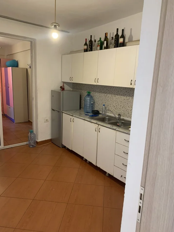 Tirane, jepet me qera apartament 3+1+Ballkon Kati 4, 110 m² 370€ (Apartament 21 Dhjetori Cuna,Vajza, Familje)