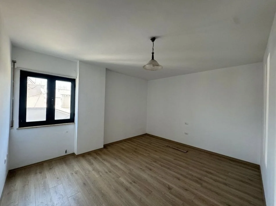Tirane, jepet me qera ambjent biznesi Kati 9, 120 m² 1.100 € 
