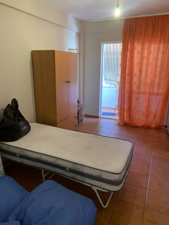 Tirane, jepet me qera apartament 3+1+Ballkon Kati 4, 110 m² 370€ (Apartament 21 Dhjetori Cuna,Vajza, Familje)