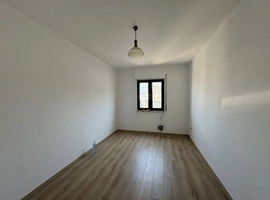 Tirane, jepet me qera ambjent biznesi Kati 9, 120 m² 1.100 € 