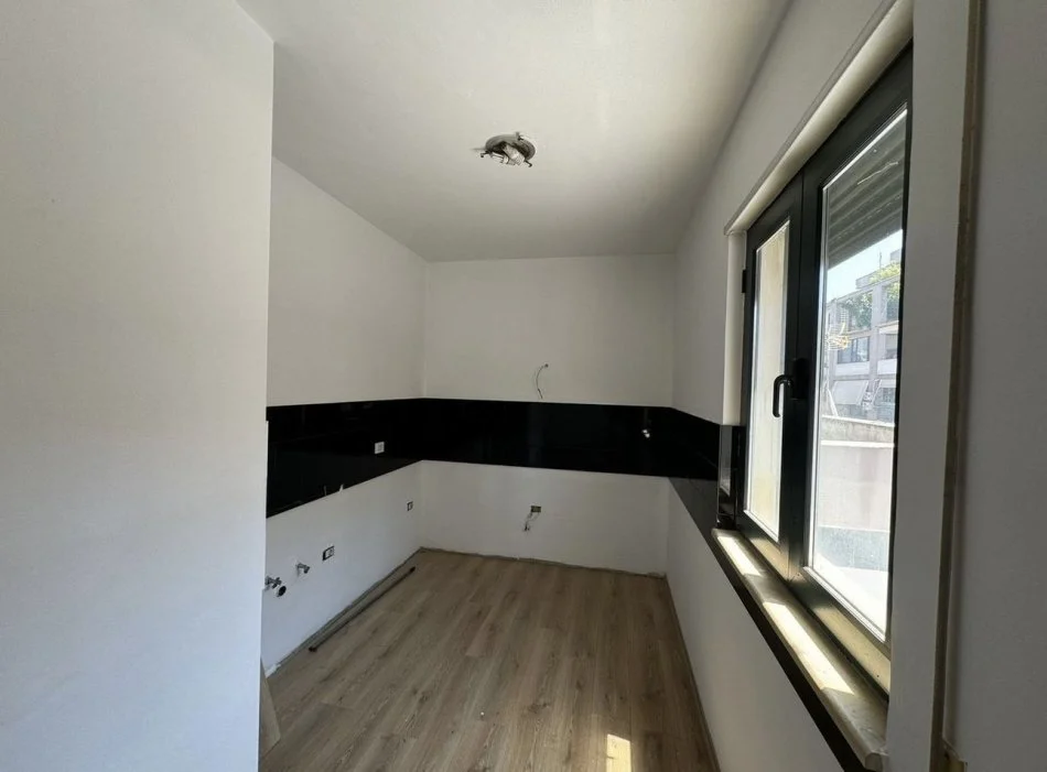 Tirane, jepet me qera ambjent biznesi Kati 9, 120 m² 1.100 € 