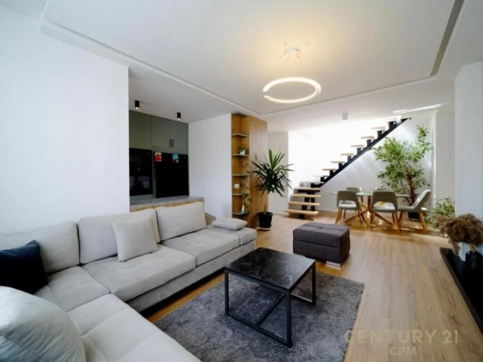 Tirane, jepet me qera apartament 2+1 , 100 m² 1.000 € (Qendra Tregtare Kristal)