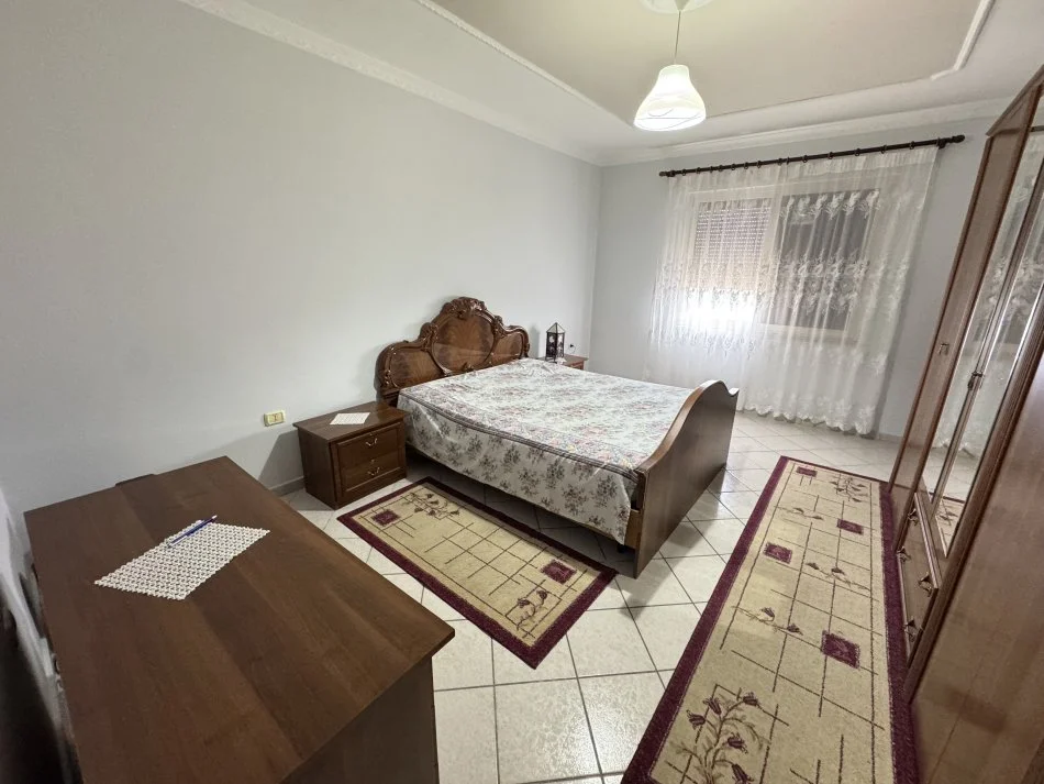 Tirane, jepet me qera apartament 1+1 Kati 10, 80 m² 450 € (Rruga kavajes)