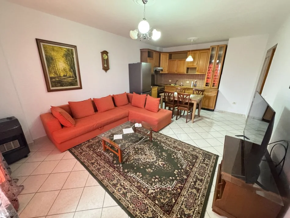 Tirane, jepet me qera apartament 1+1 Kati 10, 80 m² 450 € (Rruga kavajes)