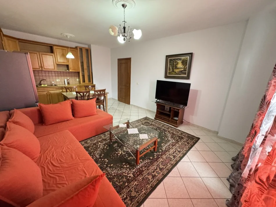 Tirane, jepet me qera apartament 1+1 Kati 10, 80 m² 450 € (Rruga kavajes)