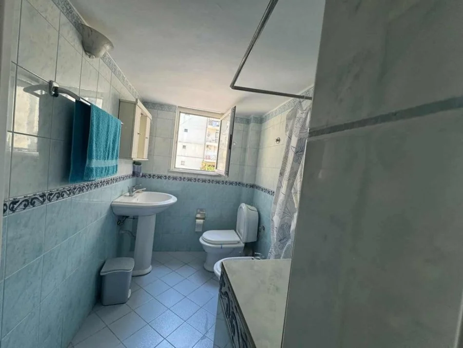 Tirane, jepet me qera apartament 2+1 Kati 4, 54 m² 650 € 