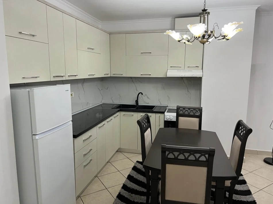 Tirane, jepet me qera apartament 2+1+Ballkon Kati 4, 86 m² 650 € (Rruga bilal golemi)