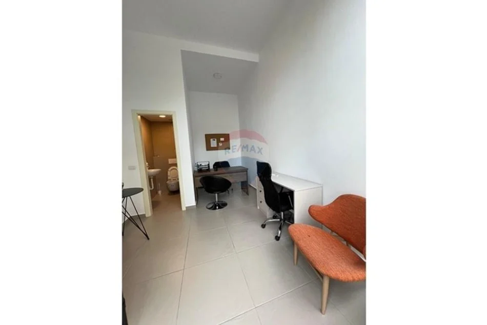 Tirane, jepet me qera zyre Kati 0, 17 m² 350 € (Rruga Barrikadave)