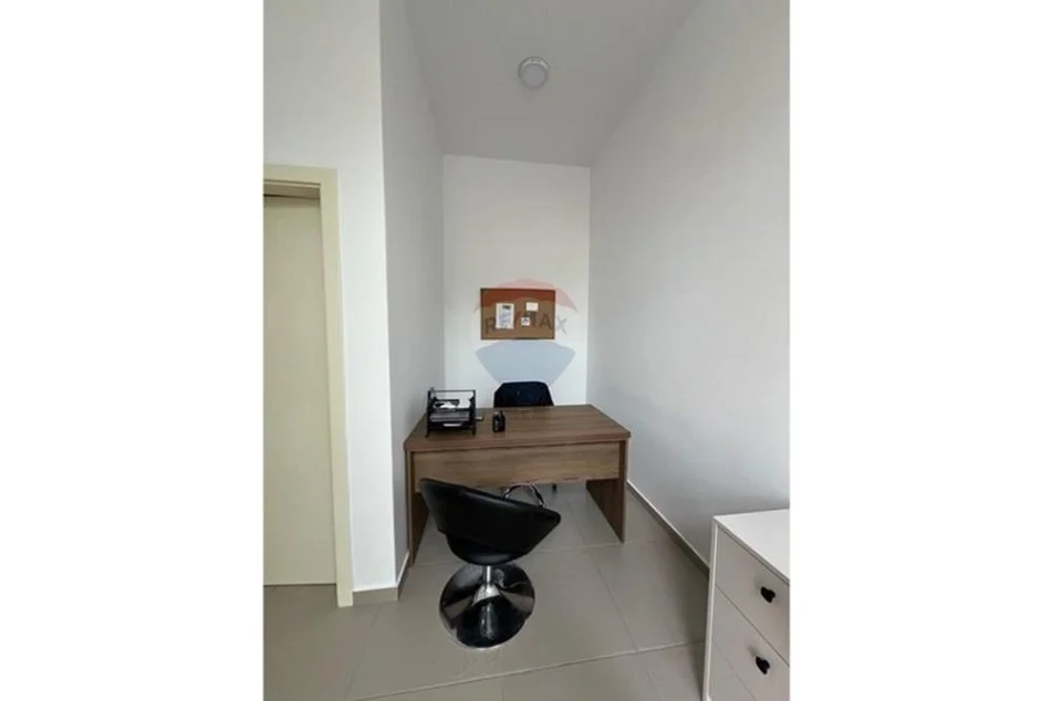 Tirane, jepet me qera zyre Kati 0, 17 m² 350 € (Rruga Barrikadave)