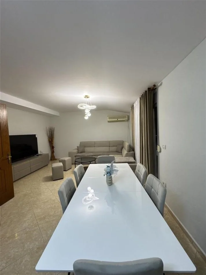 Tirane, jepet me qera apartament 2+1 Kati 5, 140 m² 550 € (Universiteti Europian ne Porcelan)