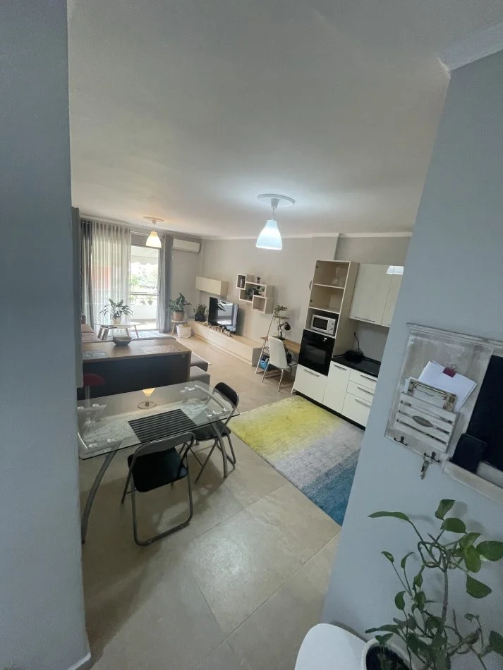 Tirane, jap me qera apartament 2+1+Ballkon Kati 1, 100 m² 900 € (Hamdi Garunja)