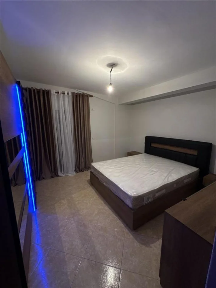 Tirane, jepet me qera apartament 2+1 Kati 5, 140 m² 550 € (Universiteti Europian ne Porcelan)