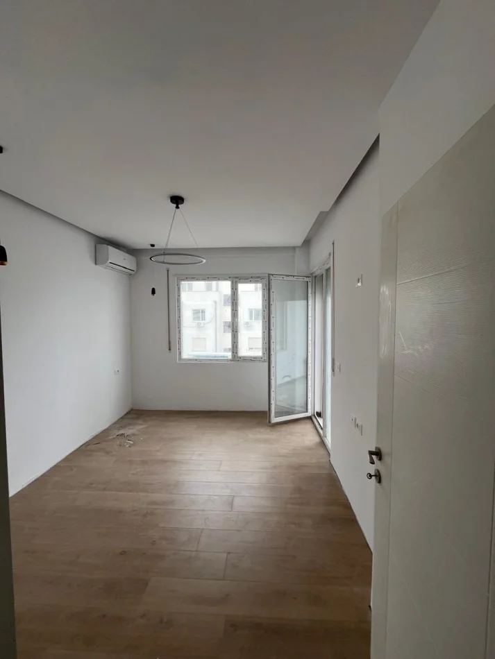 Tirane, jepet me qera apartament 1+1 Kati 4, 80 m² 500 € (Fresku)
