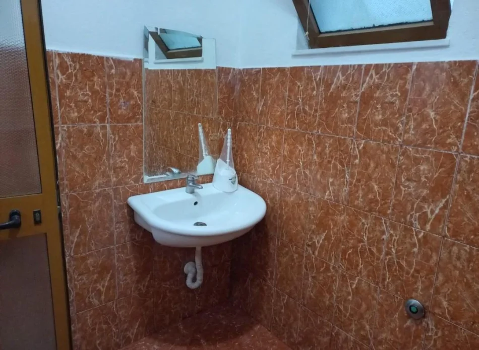 Tirane, jepet me qera apartament 1+1 Kati 2, 70 m² 330 € (Rruga Andon Frasheri)