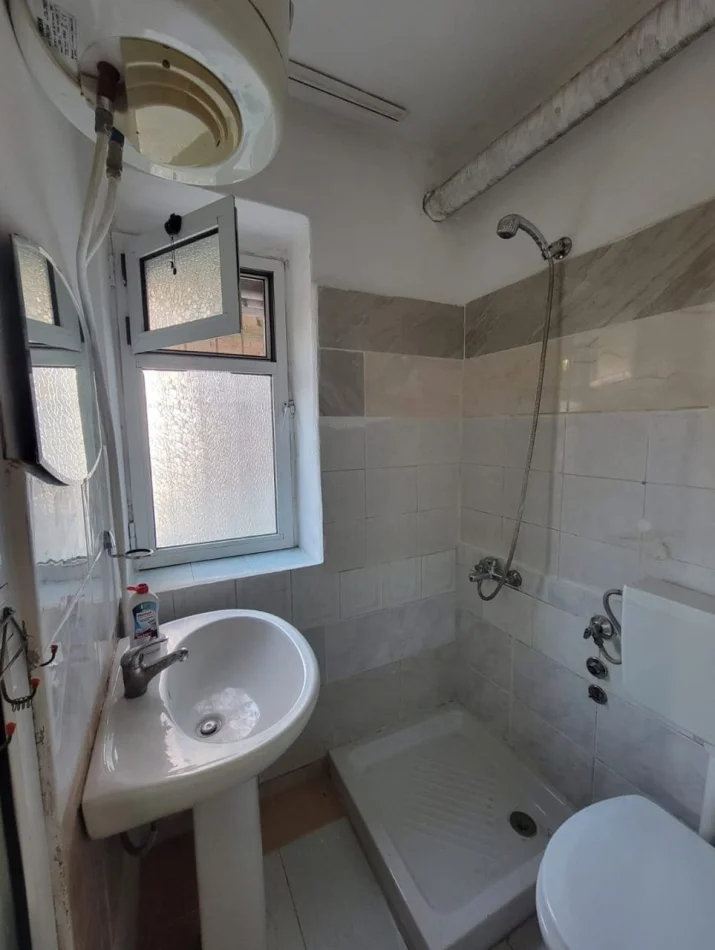 Tirane, jepet me qera apartament 1+1 Kati 1, 30 m² 250 € (Shkolla 9 Vjecare Xhezmi Delli)