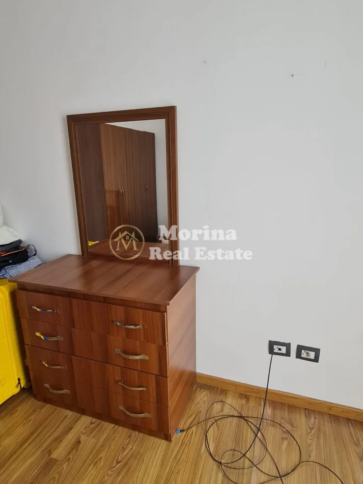 Tirane, jepet me qera apartament 3+1 Kati 6, 150 m² 500 € (Komisariati Nr 4)