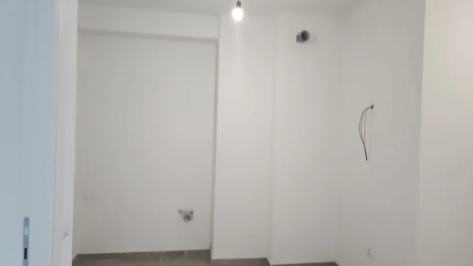 Tirane, jepet me qera ambjent biznesi Kati 1, 100 m² 1300 € (Rruga Myslym Shyri)