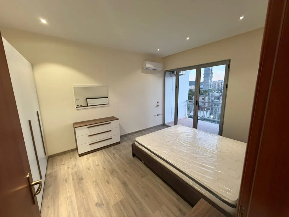 Tirane, jepet me qera apartament 3+1 Kati 6, 155 m² 1.400 € (Pazari I Ri)