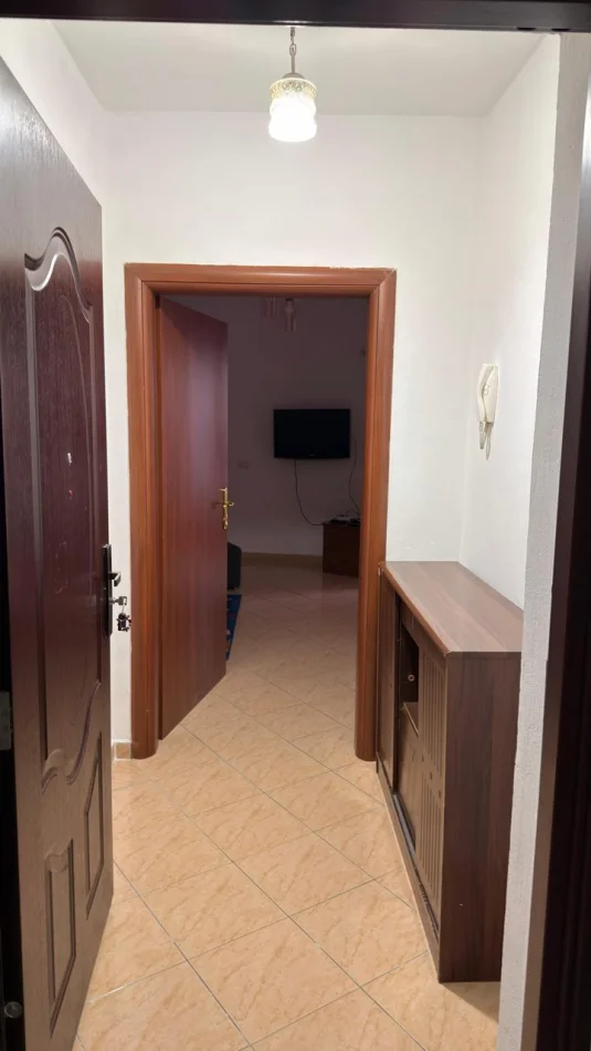 Tirane, jepet me qera apartament 1+1 Kati 3, 60 m² 450 € (Rruga E Kavajes)