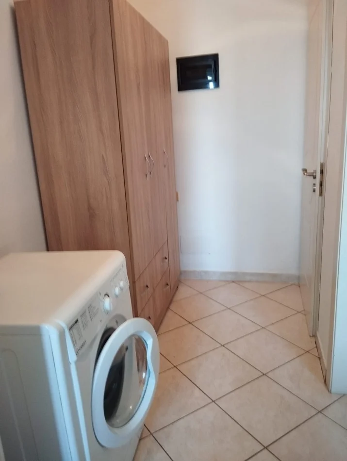 Tirane, jepet me qera apartament 1+1 Kati 2, 50 m² 350 € (Laprake)