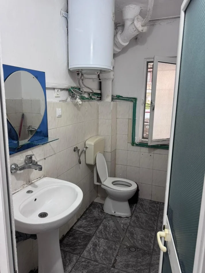 Tirane, jepet me qera apartament 1+1 Kati 1, 65 m² 300 € (Laprake)