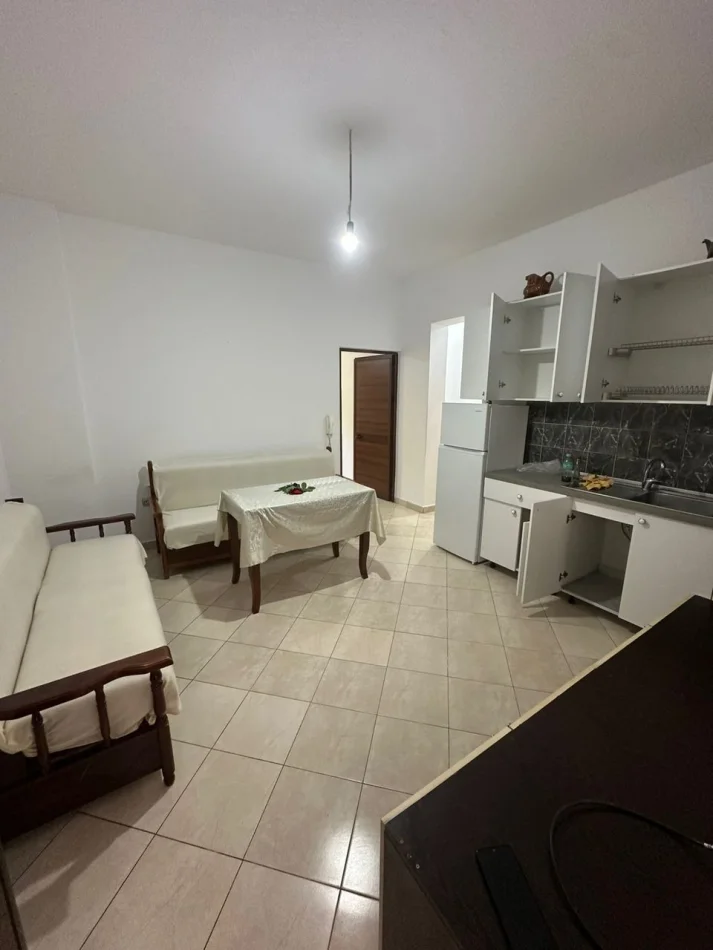 Tirane, jepet me qera ambjent biznesi Kati 1, 60 m² 350 € (Hyrje Private 11 5 Maj 350 Euro Muaj 3)