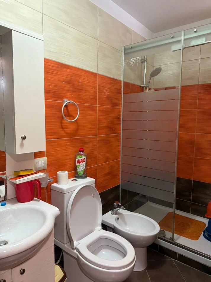 Tirane, jepet me qera apartament 2+1 Kati 5, 100 m² 600 € (Ali Demi)