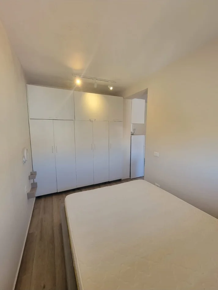 Tirane, jepet me qera apartament 1+1 Kati 4, 55 m² 500 € (Super Apartament 1 1 Afer Auto Kadiu 21 Dhjetori)