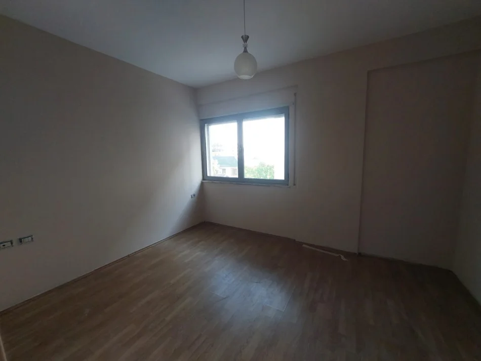Tirane, jepet me qera apartament 1+1 Kati 2, 60 m² 400 € (Rruga 5 Maji)