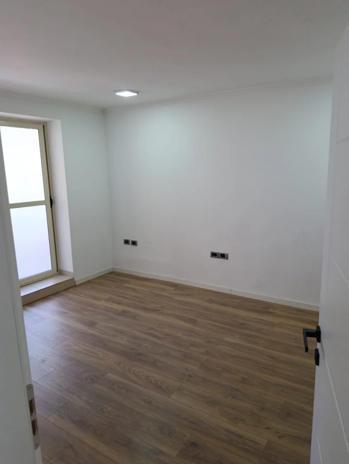 Tirane, jepet me qera ambjent biznesi Kati 2, 85 m² 800 € (21 Dhjetori)