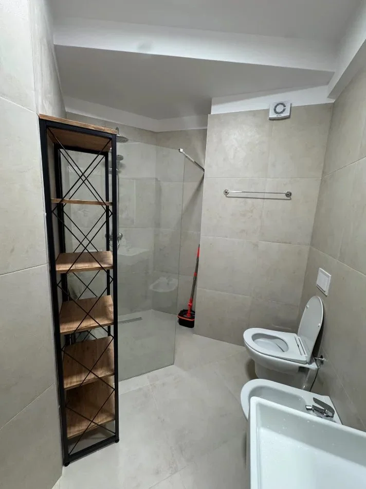 Tirane, jepet me qera apartament 1+1 Kati 3, 75 m² 700 € (Liqeni i Thatë)