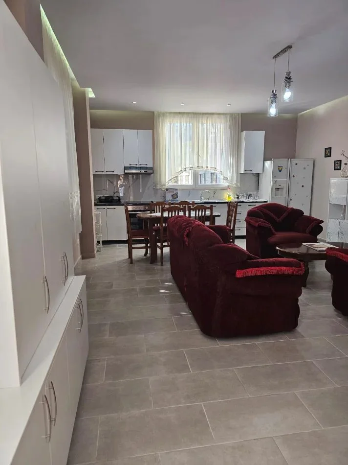 Tirane, jepet me qera apartament 1+1 Kati 2, 75 m² 500 € (Don Bosko)