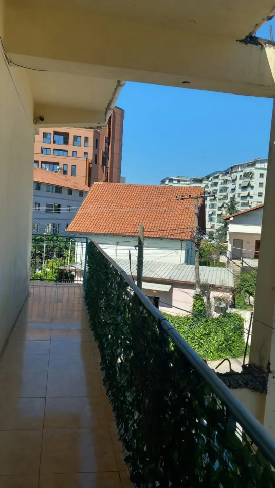 Tirane, jepet me qera apartament 2+1 Kati 2, 100 m² 400 € (Rruga Bajram Allaraj)