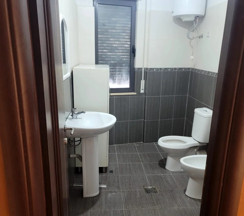 Tirane, jepet me qera apartament 2+1 Kati 1, 102 m² 600 € (Liqeni i Thatë)