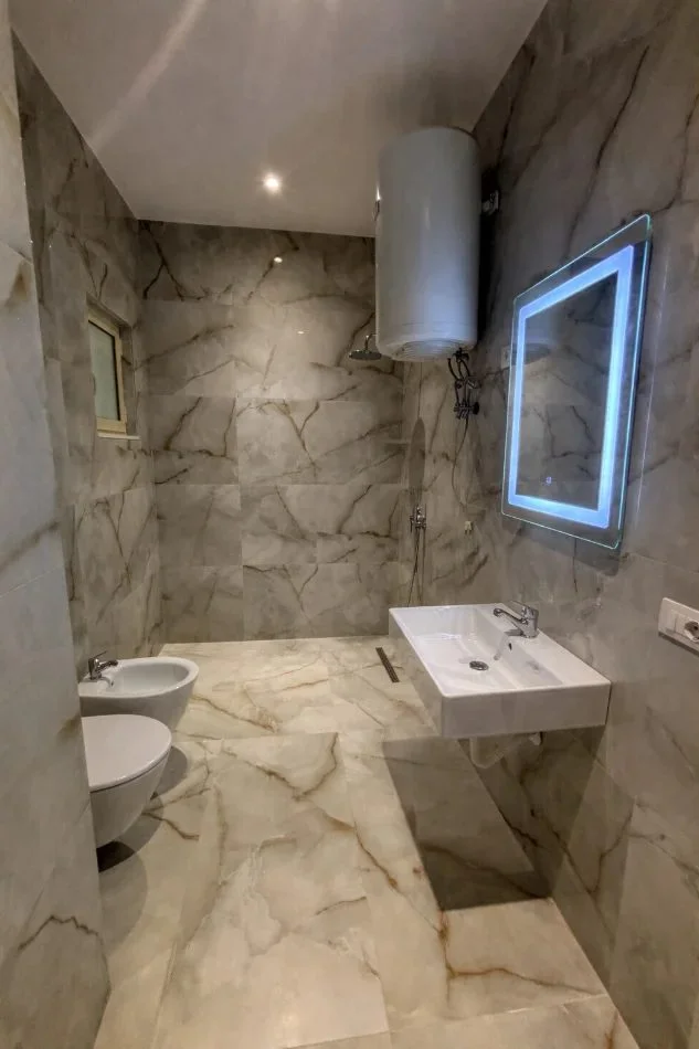 Tirane, jepet me qera apartament 1+1 Kati 0, 65 m² 450 € (Ali Demi)