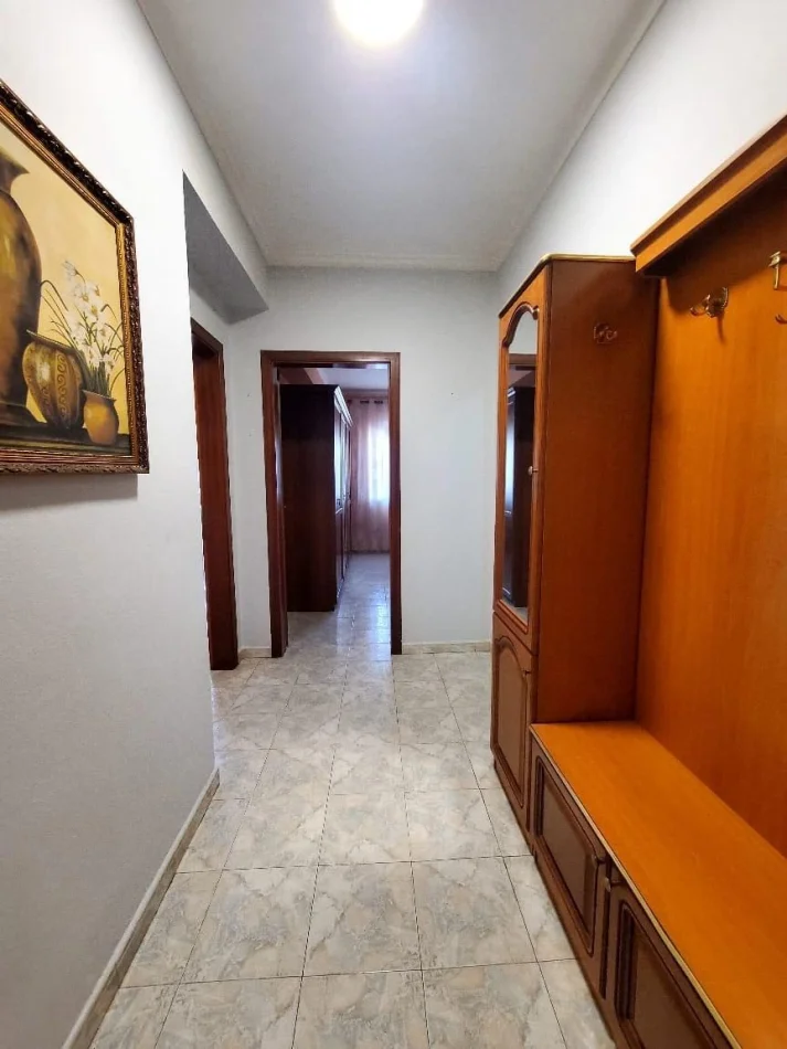 Tirane, jepet me qera apartament 1+1 Kati 3, 84 m² 450 € (Rruga Bardhyl)