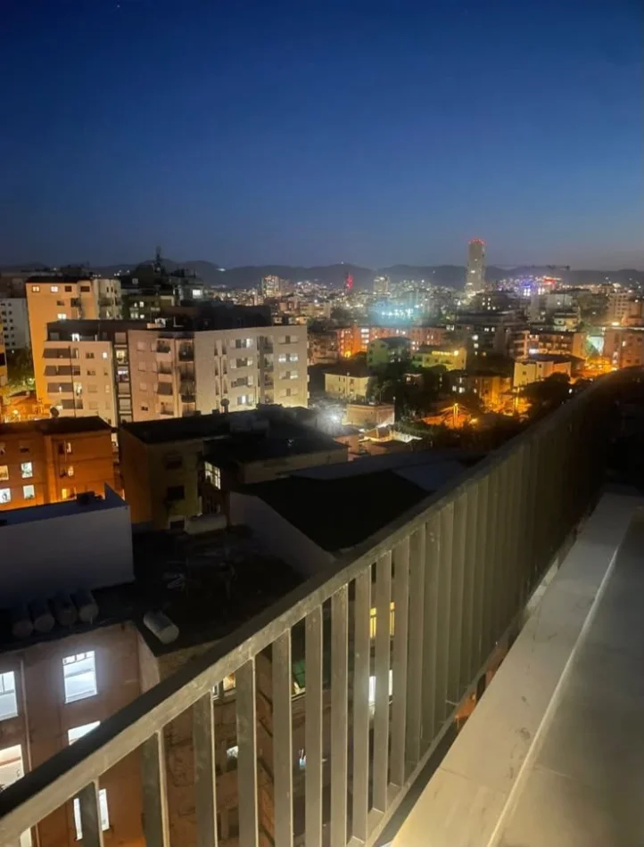 Tirane, jepet me qera apartament 2+1 Kati 7, 100 m² 700 € (Brryli)