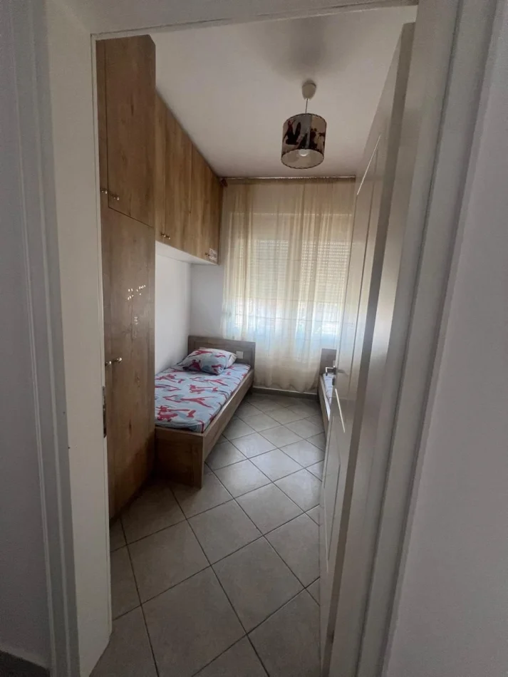 Tirane, jepet me qera apartament 2+1 Kati 2, 93 m² 400 € (Kombinat)