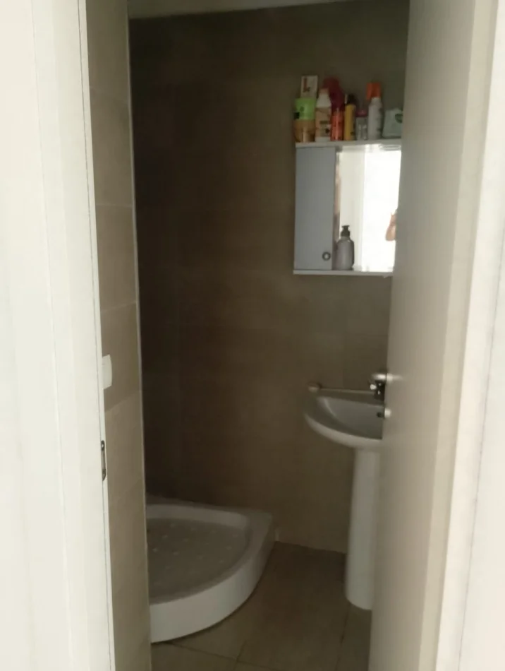 Tirane, jepet me qera apartament 2+1 Kati 4, 85 m² 500 € (Rruga 5 Maji)