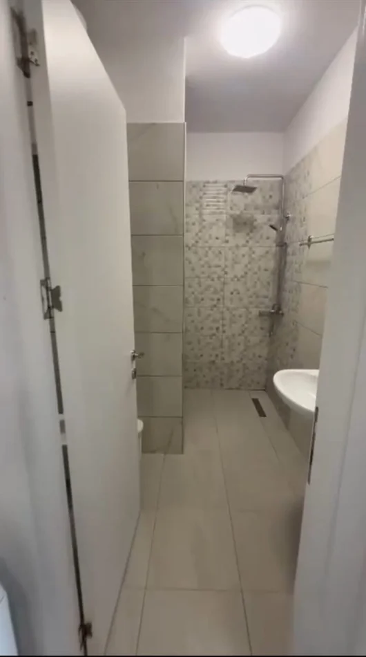 Tirane, jepet me qera apartament 1+1 Kati 8, 75 m² 450 € (Yzberisht)