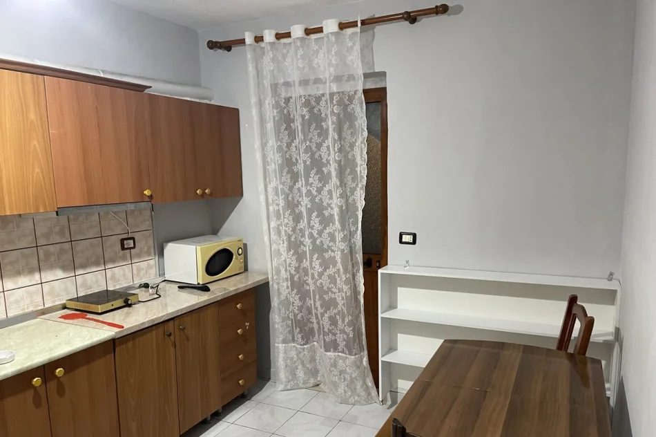 Tirane, jepet me qera apartament 1+1 Kati 1, 40 m² 270 € (Frigoriferi)