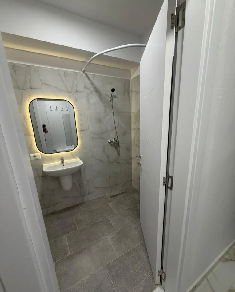 Tirane, jepet me qera apartament 1+1 Kati 3, 40 m² 380 € (Laprakë)