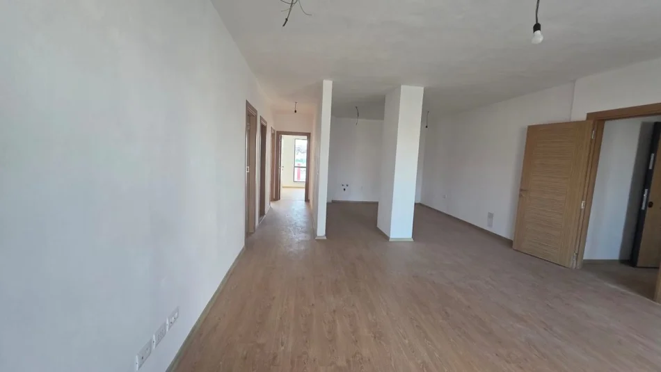 Tirane, jepet me qera apartament 3+1 Kati 4, 130 m² 500 € (Zgara 5 Maj)