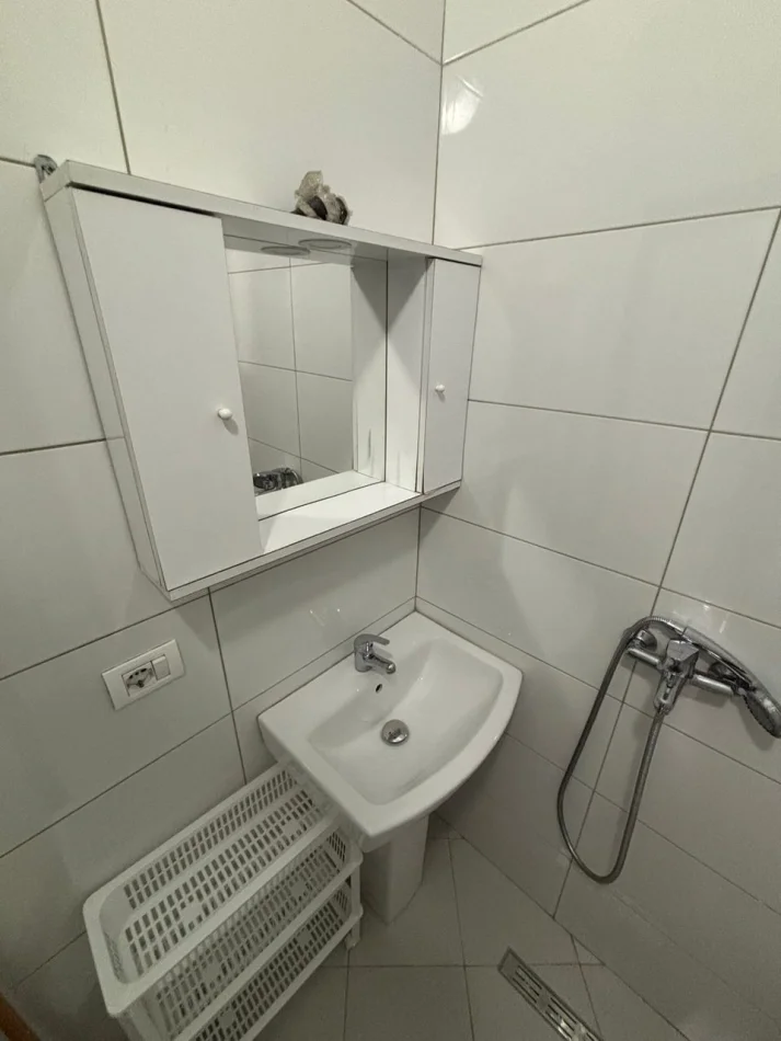 Tirane, jepet me qera apartament 1+1 Kati 1, 60 m² 320 € (Ali Demi)