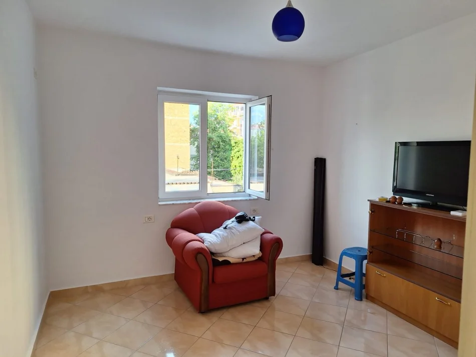 Tirane, jepet me qera apartament 2+1 Kati 3, 75 m² 500 € (Brryli)
