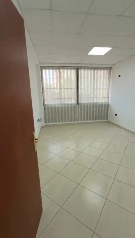 Tirane, jepet me qera ambjent biznesi Kati 1, 131 m² 1500 € (Rruga Dritan Hoxha)