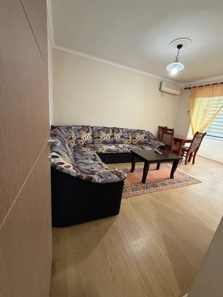 Tirane, jepet me qera apartament 1+1 Kati 2, 60 m² 550 € (Rruga e Elbasanit)
