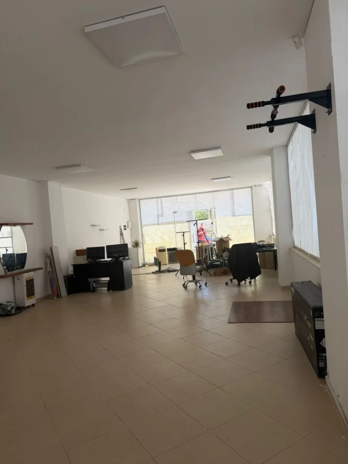 Tirane, jepet me qera ambjent biznesi Kati 0, 95 m² 500 € (Kodra e Diellit)