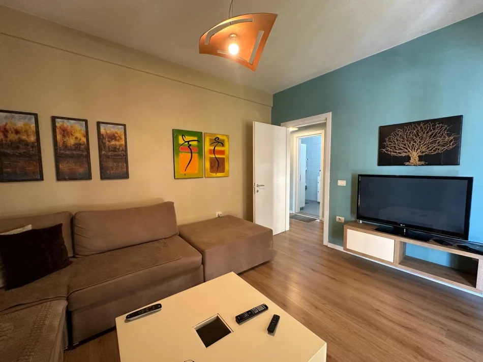 Tirane, jepet me qera apartament 2+1 Kati 4, 89 m² 700 € (Komuna e Parisit)